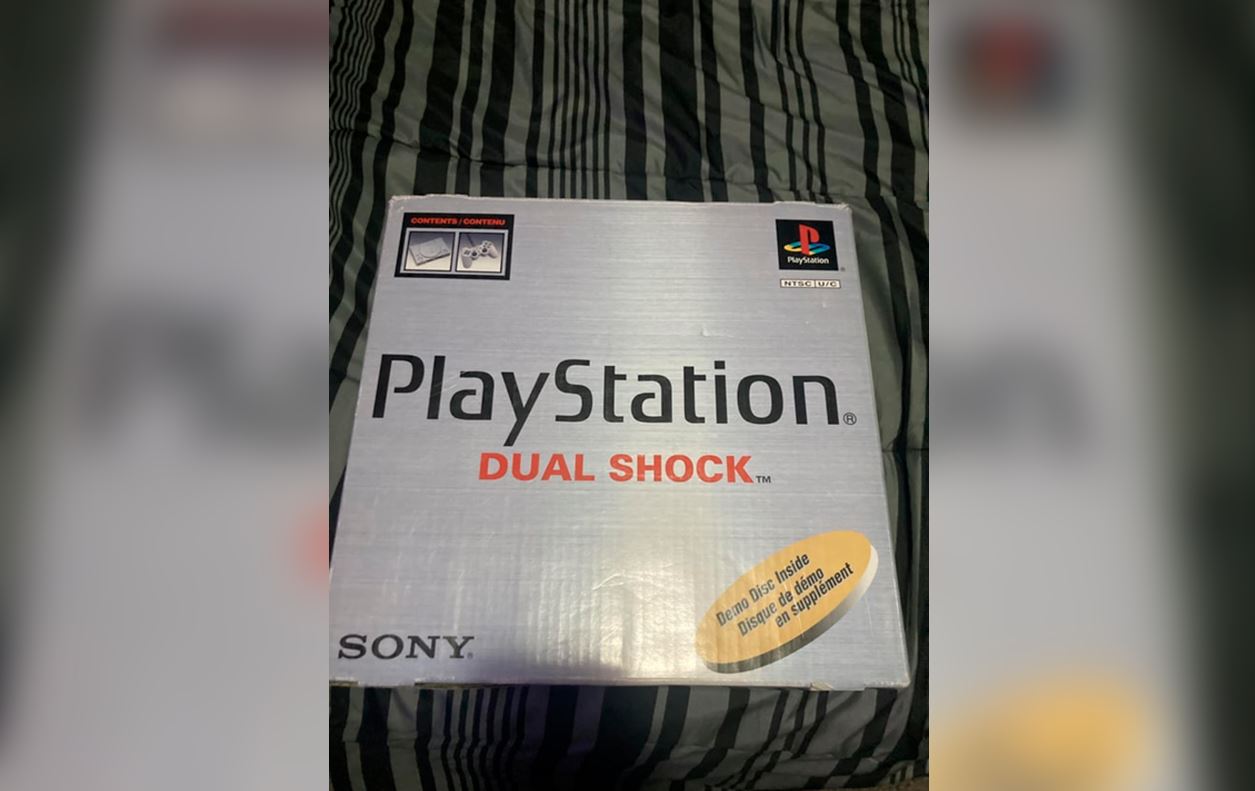 El jugador adquirió un PlayStation 1 original en excelente estado