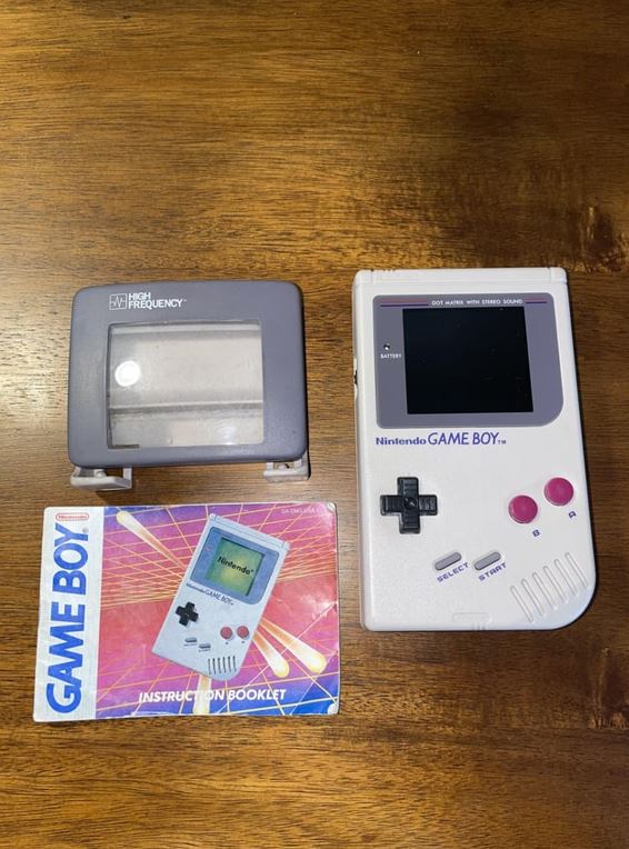Esposa le regaló su Game Boy clásico a su marido